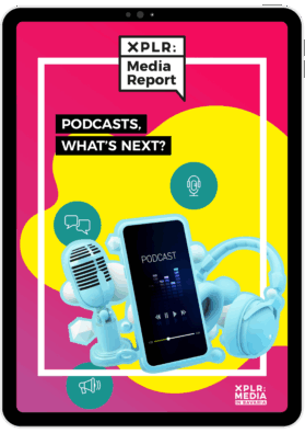 Das Cover des XPLR: MEDIA Podcast Reports mit einer Collage aus Smartphone, Kopfhörern und Podcast-Mikro.