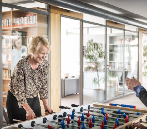 Grusche Juncker an einem Kickertisch