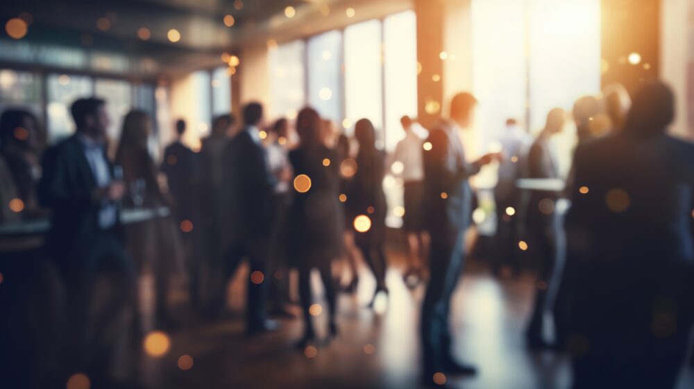 Aus einiger Entfernung sieht man Menschen beim Networking.