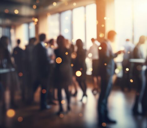 Aus einiger Entfernung sieht man Menschen beim Networking.