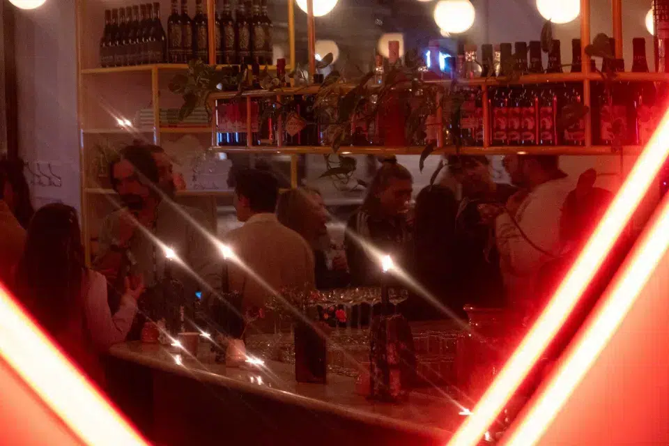 Menschen in einer Bar stehen zusammen