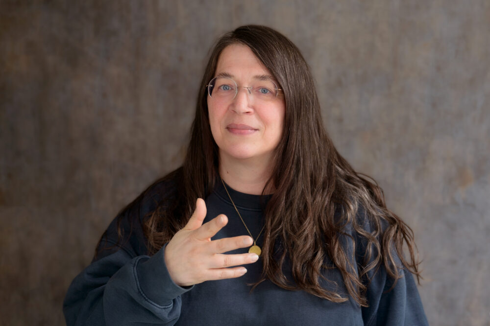 Ein Portrait von Katharina Happ. Im Interview spricht sie über Journalismus von Mailanbietern und KI im Redaktionsalltag.