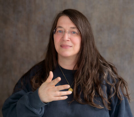 Ein Portrait von Katharina Happ. Im Interview spricht sie über Journalismus von Mailanbietern und KI im Redaktionsalltag.