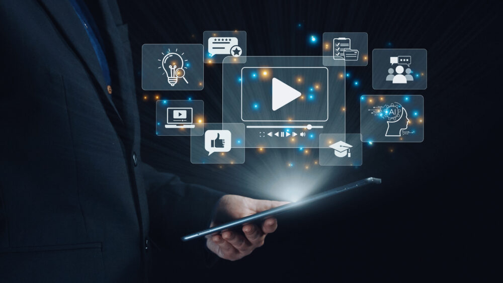 Symbolbild: Ein Mann hält ein Tablet aus dem virtuelle Icons schweben.