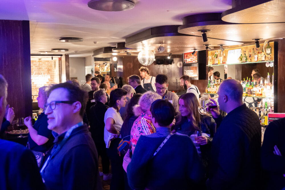 Ein Foto von der gut besuchten B Bar in Riga.