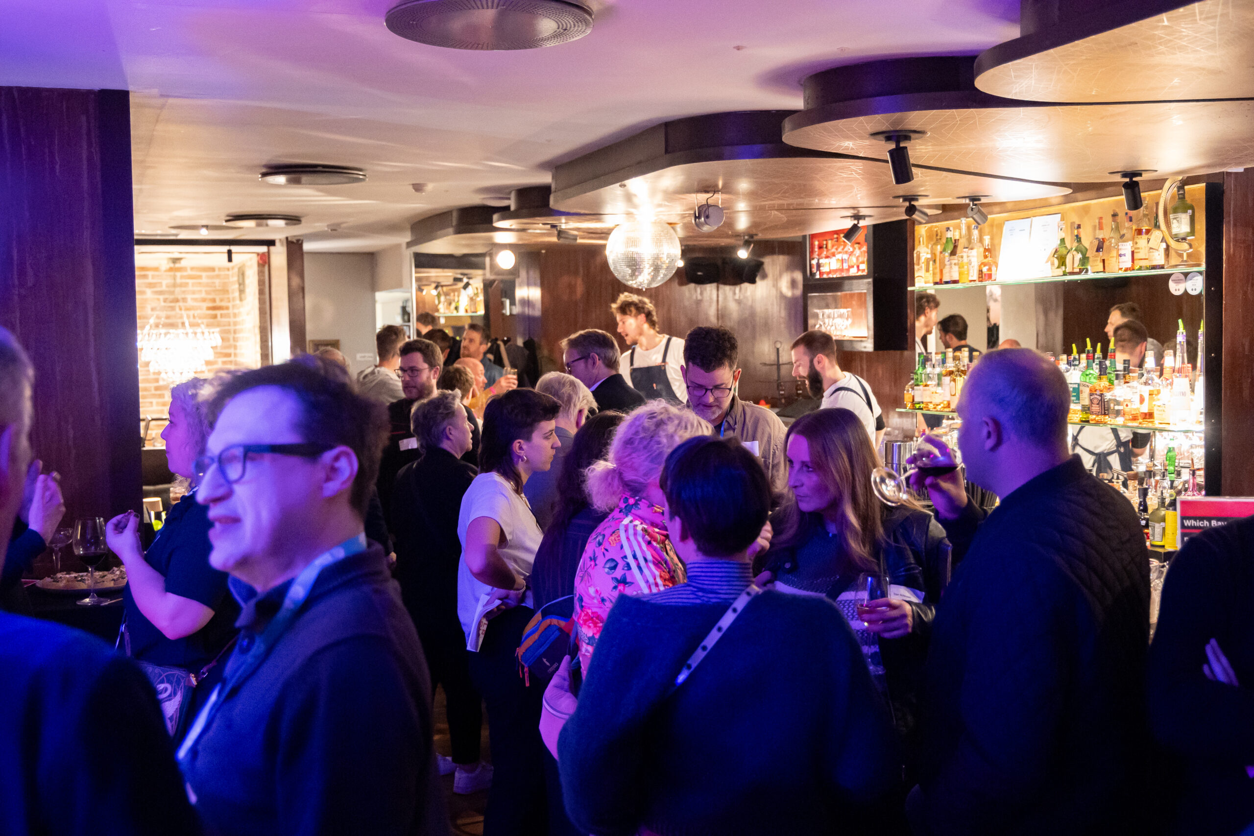 Ein Foto von der gut besuchten B Bar in Riga.