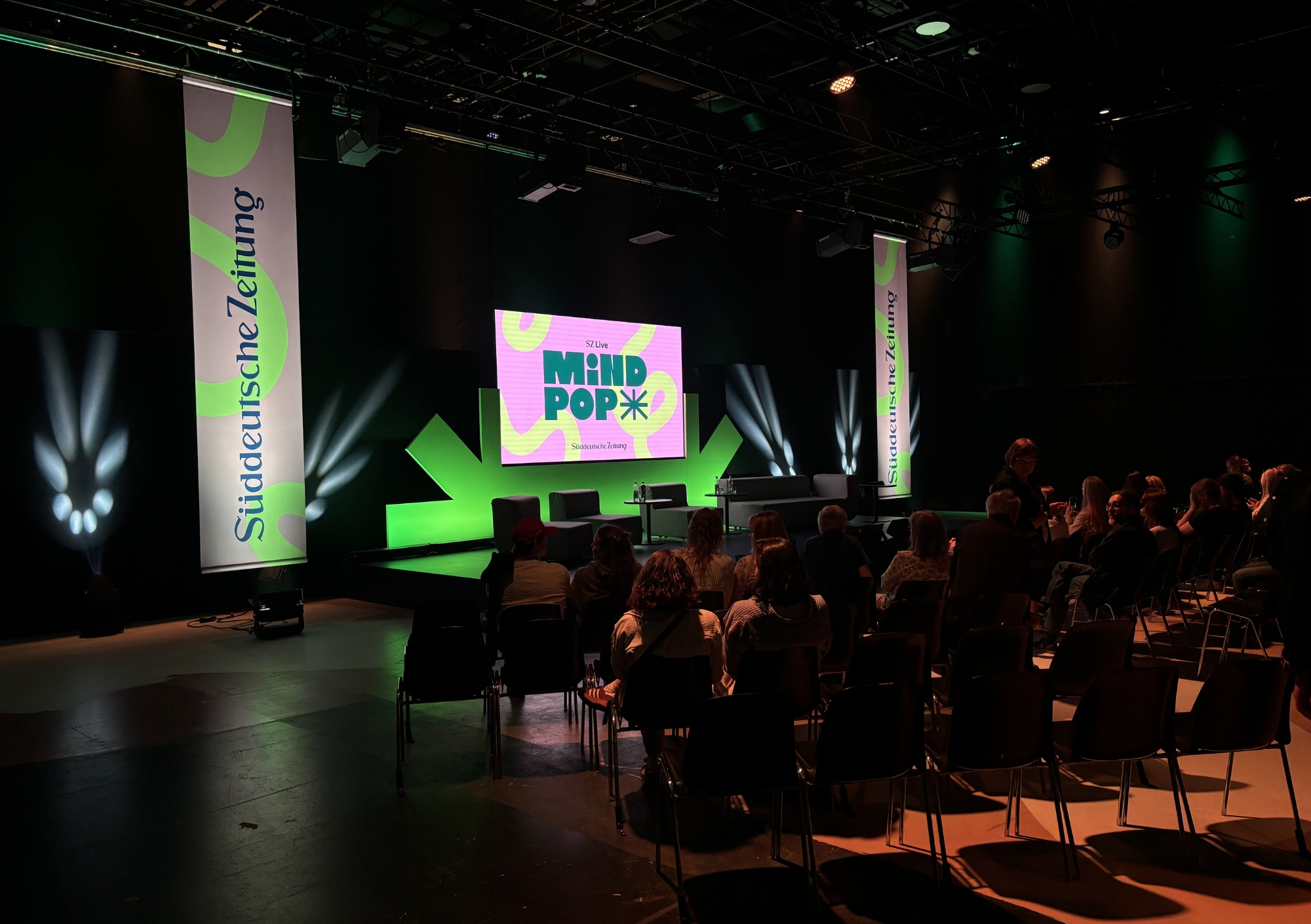 Ein Foto von einer Bühne auf dem MINDPOP-Festival.