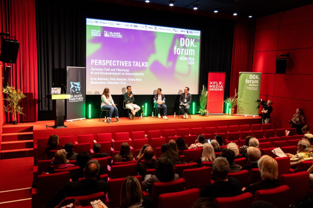 Ein Foto von der Bühne des DOK.fests, auf der das XPLR-Panel stattfindet.