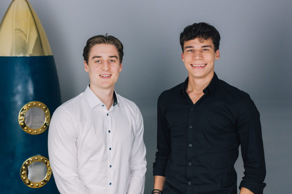 Die beiden Gründer des Startups Helmit: Leonardo Benini (links) und Alexander Wolters (rechts).