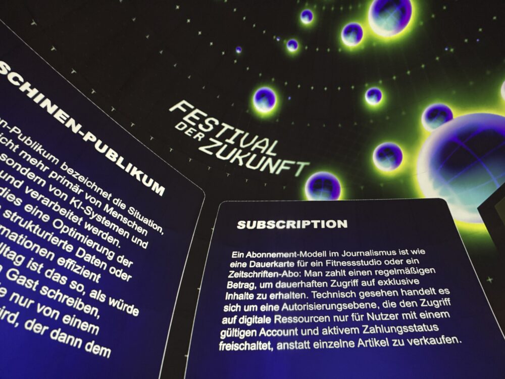 Ein Foto von dem Logo des Festival der Zukunft und KI-generierte Schlagworte mit ihrer Definition.