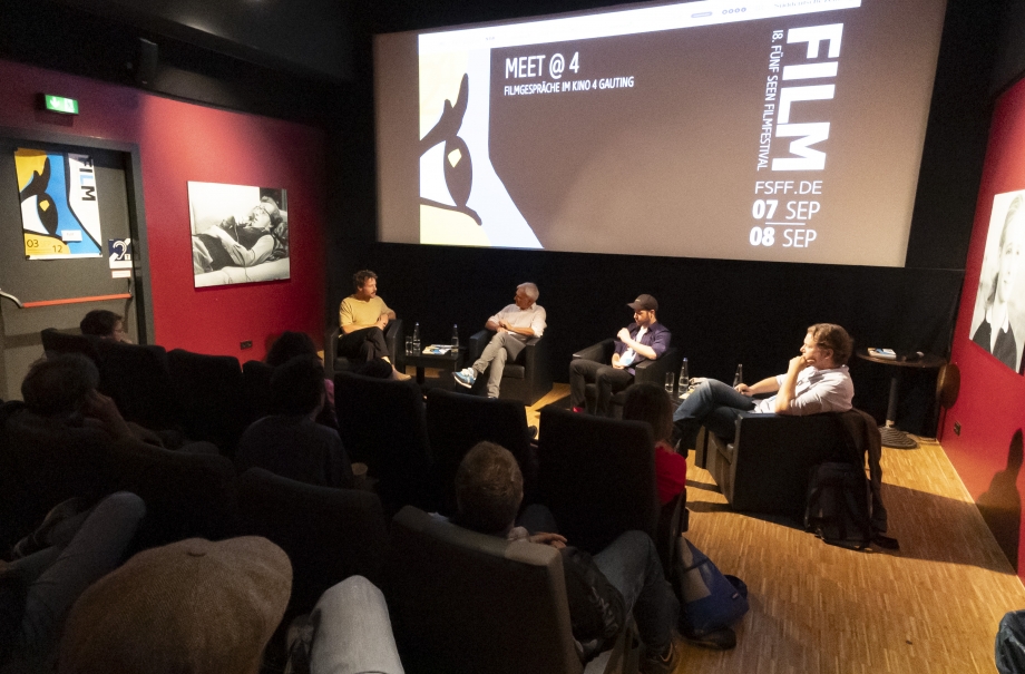 Podiumsgespräch beim Fünf Seen Filmfestival: Vier Personen diskutieren vor Publikum im Kinosaal.