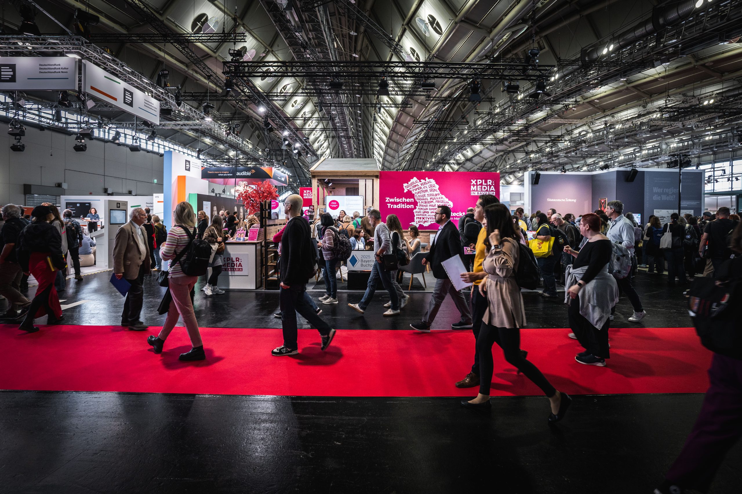 XPLR: MEDIA Stand